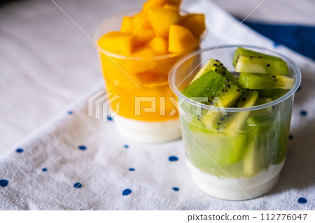 Enjoy making jelly at home 112776047