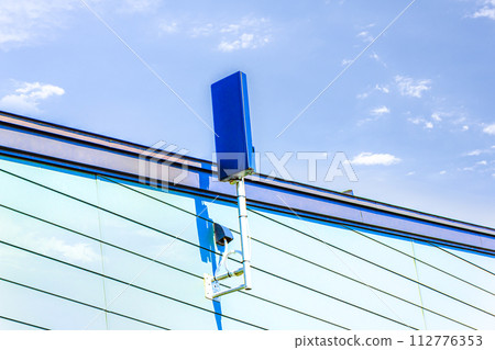 Flat antenna installed in a house 112776353