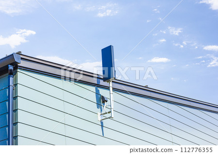 Flat antenna installed in a house 112776355