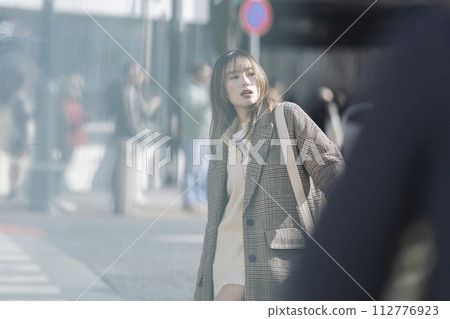 Women in their twenties walking in the city 112776923