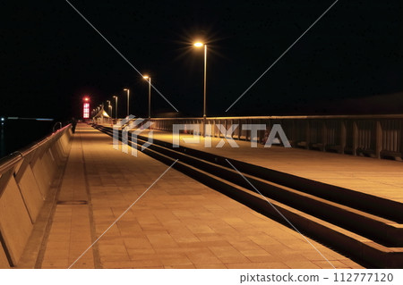 [香川縣]高松港的紅色燈塔在夜間點亮（瀨戶部） 112777120