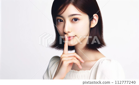 一個女人做一個秘密的姿勢 112777240