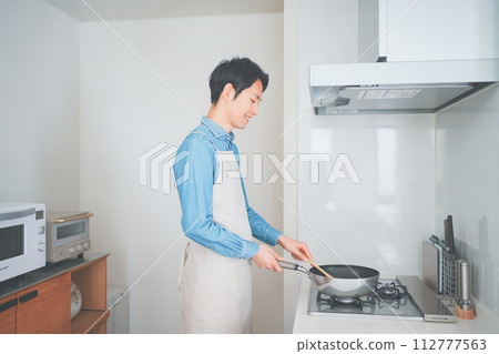 男人在廚房裡做飯 112777563