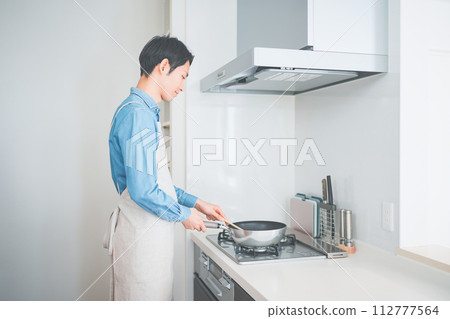 男人在廚房裡做飯 112777564