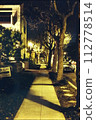 夜晚的人行道，光與影 112778514