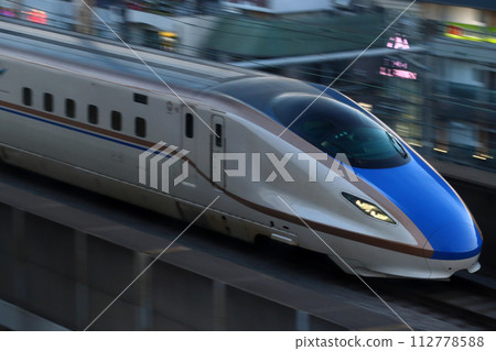 Joetsu Shinkansen / Hokuriku Shinkansen E7 series (follow shot) 112778588