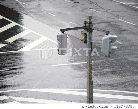 城市雨天十字路口的紅綠燈 112778793