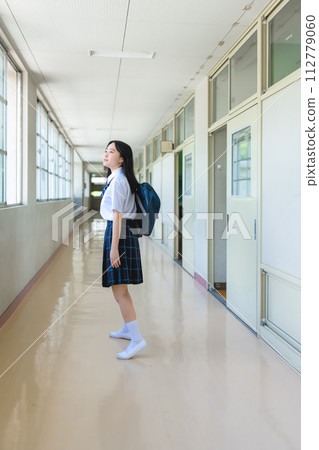初夏穿短袖校服的高中女生寫真 112779060