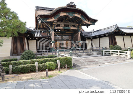 A view of the entrance gate to the grounds of Higashi Honganji Temple in Kyoto City A view of the entrance gate to the grounds of Higashi Honganji Temple in Kyoto City 112780948