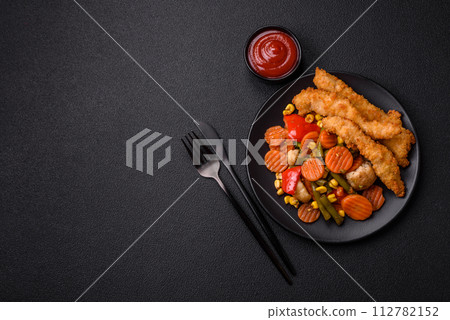 Delicious healthy vegetables steamed carrots, broccoli, asparagus beans and peppers 112782152