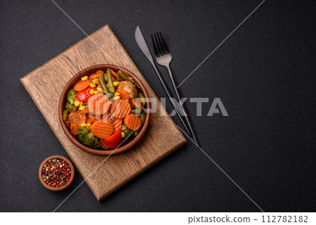 Delicious healthy vegetables steamed carrots, broccoli, asparagus beans and peppers 112782182