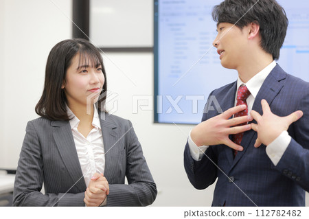 堅持己見的商人和不服氣的女商人_1 112782482
