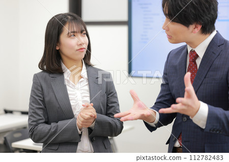 堅持自己觀點的商人和不服氣的女商人_2 堅持自己觀點的商人和不服氣的女商人_2 112782483