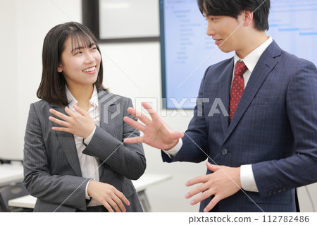 A businessman who asserts his opinion and a businesswoman who is not convinced_3 A businessman who asserts his opinion and a businesswoman who is not convinced_3 112782486