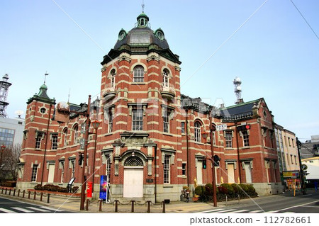 Morioka's red bricks that still convey the designs of the Meiji era... Iwate Bank's "Red Brick Hall" 112782661