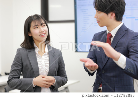 商人一邊說話一邊顯示 height_2 112782883