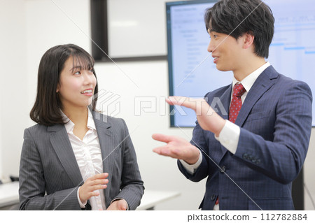 商人展示身高和說話，略顯驚訝的 Businesswoman_1 112782884