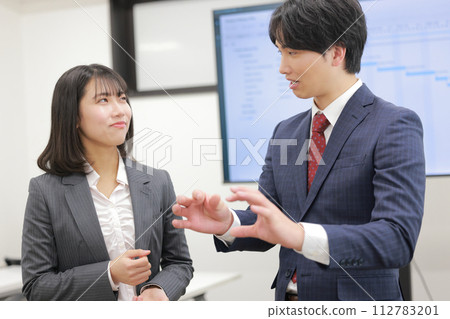 Businesspeople, male and female, actively exchanging opinions_3 Businesspeople, male and female, actively exchanging opinions_3 112783201