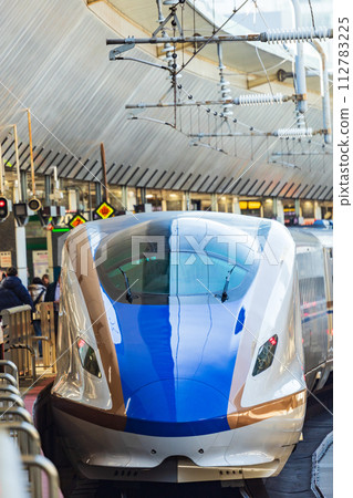 Joetsu Shinkansen/Hokuriku Shinkansen entering Tokyo Station 112783225