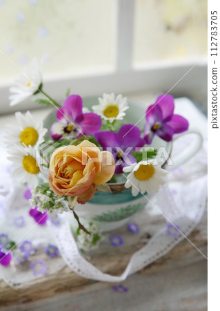 Roses and violas 112783705