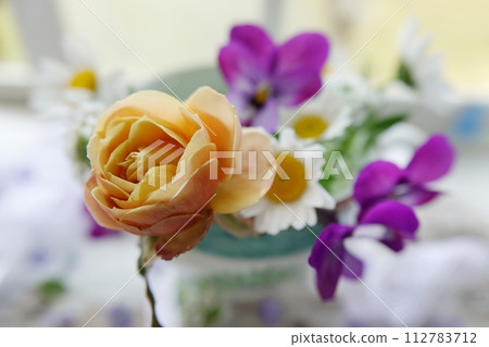 Roses and violas 112783712