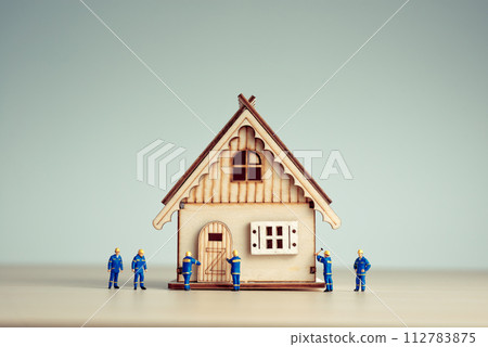 Miniature workers build a new house 112783875