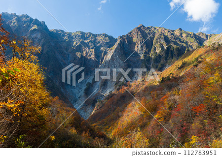秋天的谷川山,一之倉澤是觀賞紅葉的最佳時間 秋天的谷川山,一之倉澤是觀賞紅葉的最佳時間 112783951