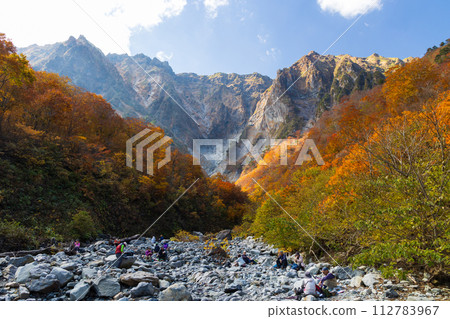 Mt. Tanigawa in autumn, Ichinokurasawa at the best time to see the autumn leaves 112783967