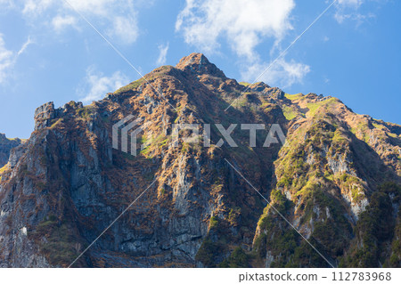 Mt. Tanigawa in autumn, Ichinokurasawa at the best time to see the autumn leaves 112783968