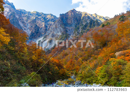 秋天的谷川山,一之倉澤是觀賞紅葉的最佳時間 秋天的谷川山,一之倉澤是觀賞紅葉的最佳時間 112783983