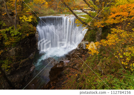Yubuki Falls at the foot of Mt. Tanigawa in autumn, when the autumn leaves are in full bloom Yubuki Falls at the foot of Mt. Tanigawa in autumn, when the autumn leaves are in full bloom 112784156