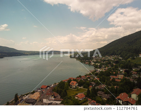 Beautiful view of the traditional houses in the mountainous Lake Como. 112784761