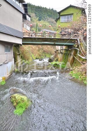 Whisper of the mountain stream: A small bridge in the mountains 112784869