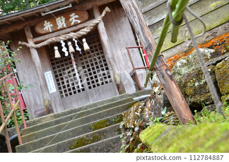 沿著石階通往小神社的小路 沿著石階通往小神社的小路 112784887