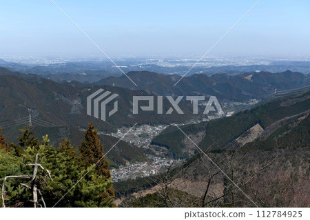 [Ome City, Chichibu Tama Kai National Park, looking northeast from Mt. Mitake ``Mitakedaira'' toward Takimoto Station on the Mitake Tozan Railway] 112784925