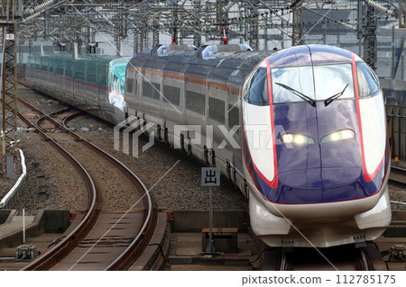運行於東北新幹線的山形新幹線 E3 系翼（與 E5 系列合併） 112785175