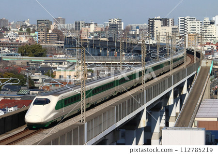Green belt E2 series traveling on the Tohoku Shinkansen (coupled with the silver Yamagata Shinkansen E3 series Tsubasa) 112785219
