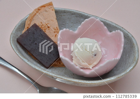 Cherry blossom season ice cream: Japanese and Western dessert time 112785339