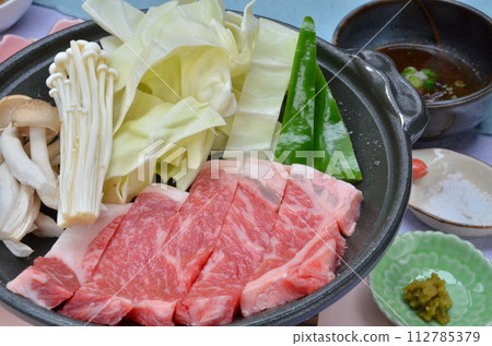 多汁的傑作:陶瓷盤上烤的大理石花紋和牛的誘惑 多汁的傑作:陶瓷盤上烤的大理石花紋和牛的誘惑 112785379