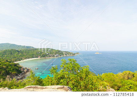Panorama of viewpoint on Koh Tao island Surat Thani at Thailand in summer day with bright sky and bright sunlight. Thailand's world-class natural attractions. Bring blue sea, colored sand beach white. 112785418