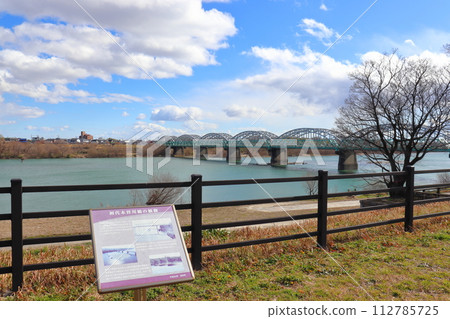 木曾川大橋和名鐵名古屋本線鐵橋和雙拱門138(笠松港公園) 木曾川大橋和名鐵名古屋本線鐵橋和雙拱門138(笠松港公園) 112785725
