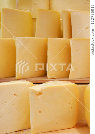 many type of cheeses on shop window 112786012