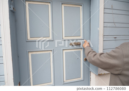 women hand knock the door 112786080