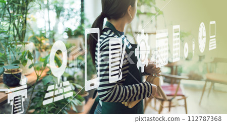 在商店工作的女人 112787368