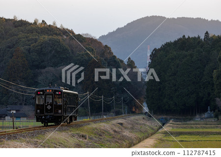 穿越田園風光的平成築豐鐵道自行車列車“KU RO GI N” 112787415