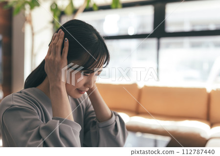 A woman holding a head 112787440