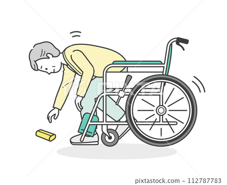 一位老婦坐在輪椅上撿東西時差點跌倒 112787783