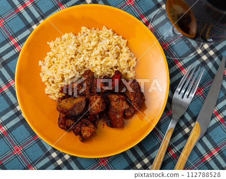 Dish of beef with rice 112788528