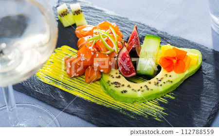 Tuna tartare with avocado and piquant mango sauce 112788559