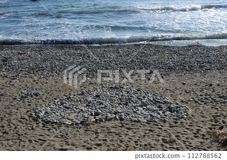 當我沿著海灘散步時,我發現了一個很大的心形石頭堆。給你愛的人的禮物? 當我沿著海灘散步時,我發現了一個很大的心形石頭堆。給你愛的人的禮物? 112788562